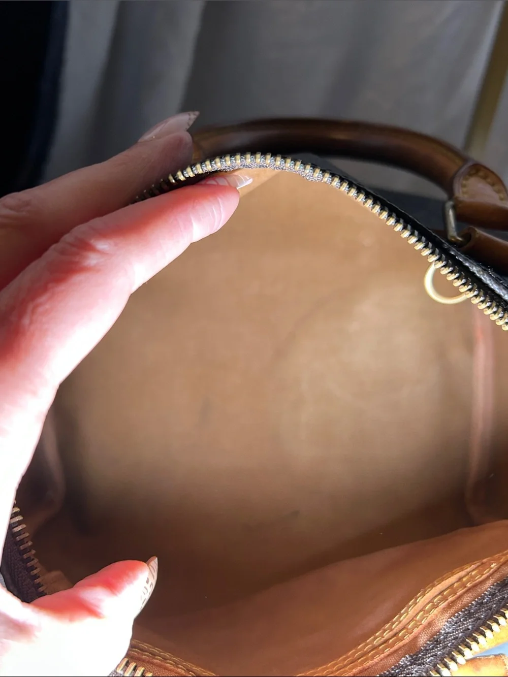 420. Louis Vuitton Monogram Speedy 25 w/coa